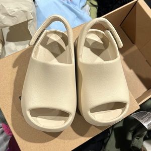 Yeezy infant slides never worn